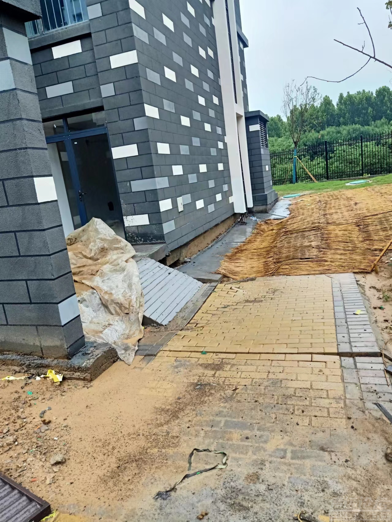五道街社区未达到交房条件交房，目前小区物业楼未完工，小区内绿化未完工，墙体开裂...-2.jpg