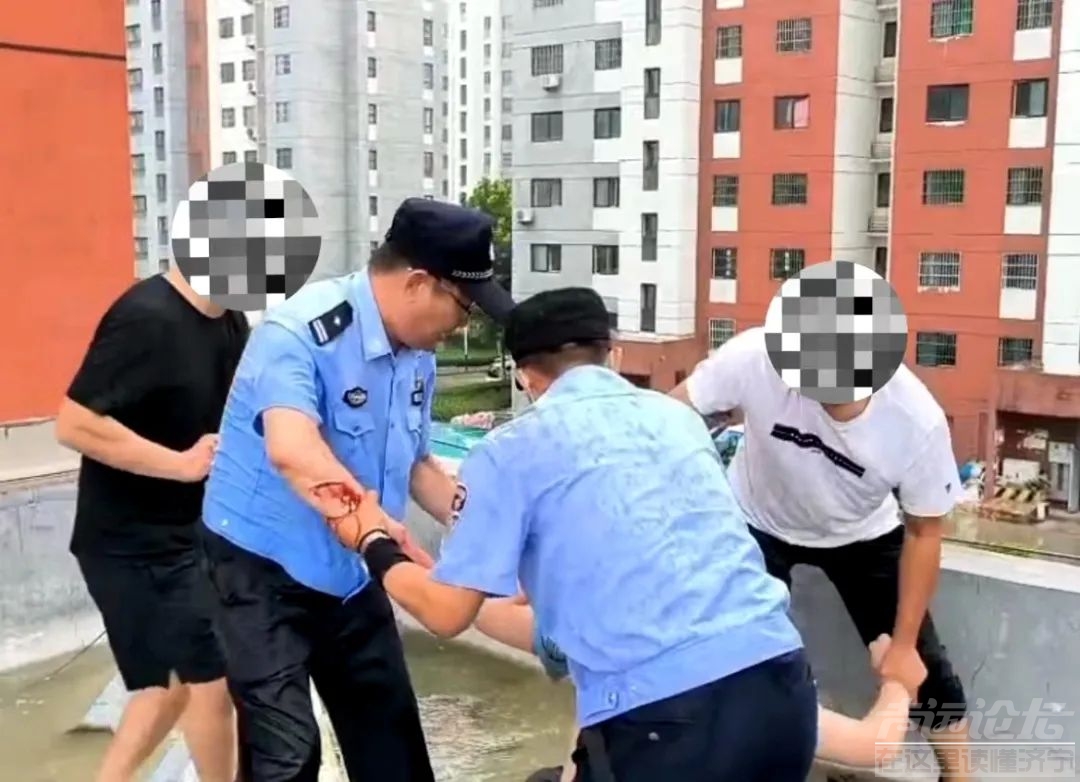 济宁民警成功救助一名欲跳楼轻生男孩，救人民警右臂缝了12针！-1.jpg