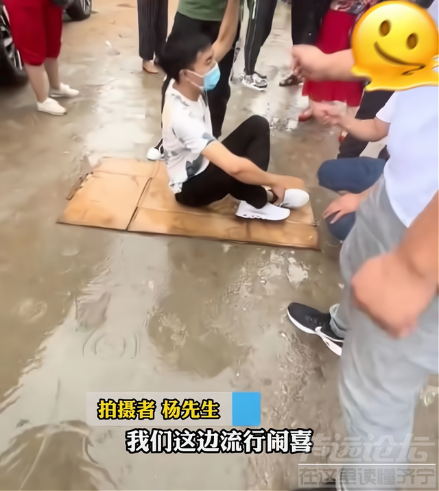 山东：女子结婚，前男友坐在雨中拦路？后续来了，出人意料-3.jpg