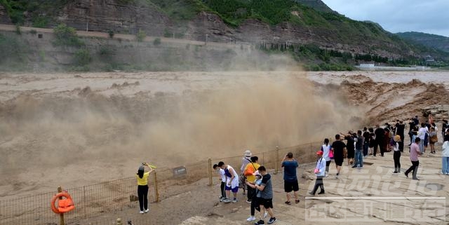 山西吉县黄河壶口瀑布水量大涨 吸引众多游客-5.jpg