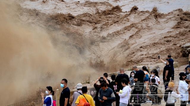 山西吉县黄河壶口瀑布水量大涨 吸引众多游客-1.jpg