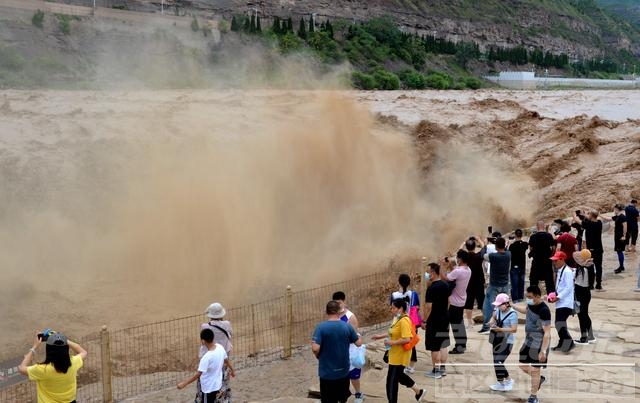 山西吉县黄河壶口瀑布水量大涨 吸引众多游客-4.jpg