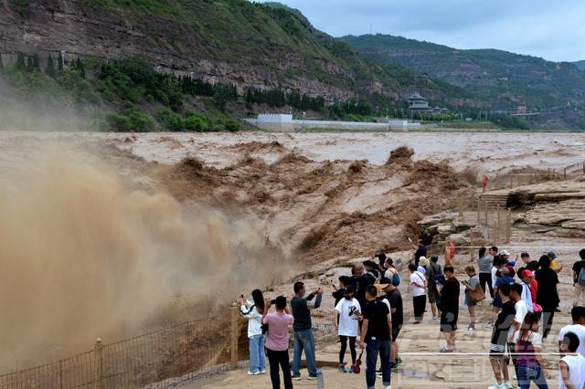 山西吉县黄河壶口瀑布水量大涨 吸引众多游客-6.jpg