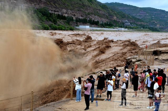 山西吉县黄河壶口瀑布水量大涨 吸引众多游客-7.jpg