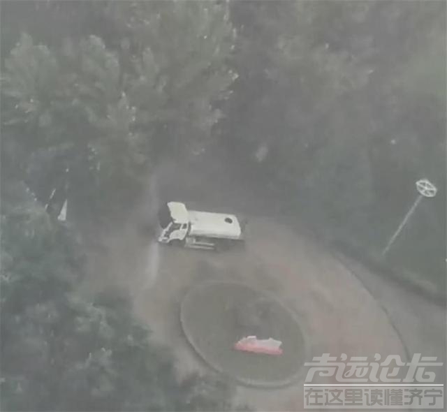 沈阳城管局再回应“洒水车雨天转圈洒水”：借雨水高压冲洗，事半功倍-1.jpg