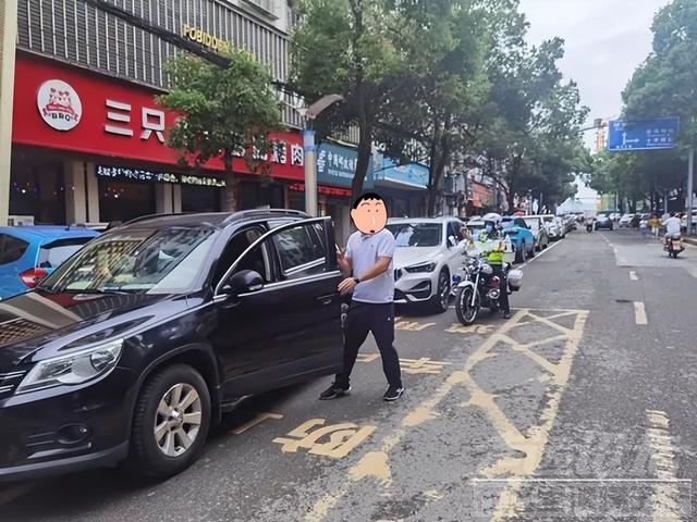 山东一女子违停被丈夫贴罚单，不满打电话，丈夫：从我零花钱里扣-4.jpg
