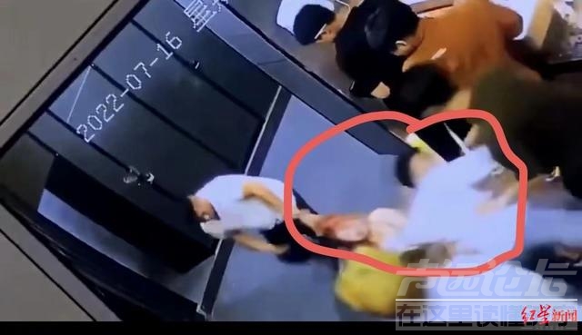 对话“女子被强拖进卫生间隔间”目击者：我们都是十六七岁的学生 也与踹门女子一起救人-1.jpg
