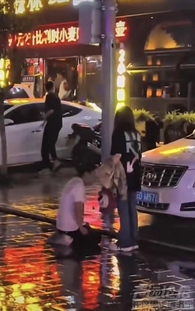 云南街头男子雨中跪地哀求女子，目击者：他不想分手-1.jpg