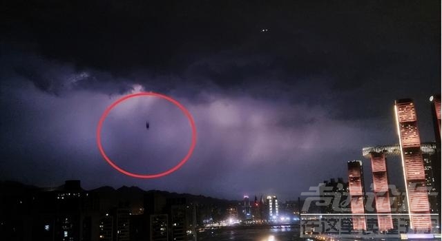 重庆上空出现巨型“雷暴云团”，有不明物体从空中掉落，那是什么-1.jpg