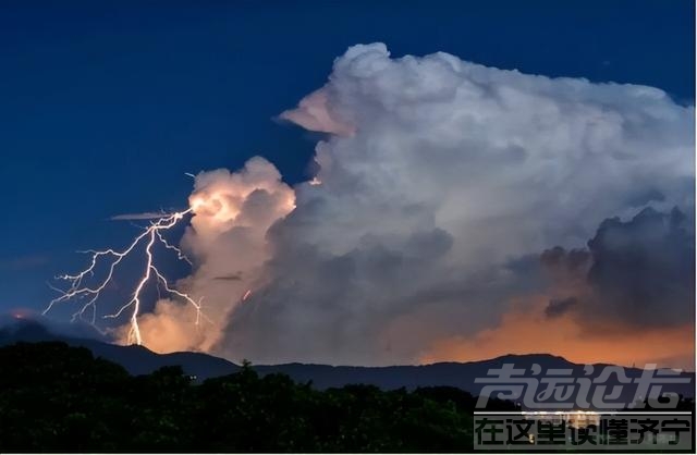 重庆上空出现巨型“雷暴云团”，有不明物体从空中掉落，那是什么-7.jpg