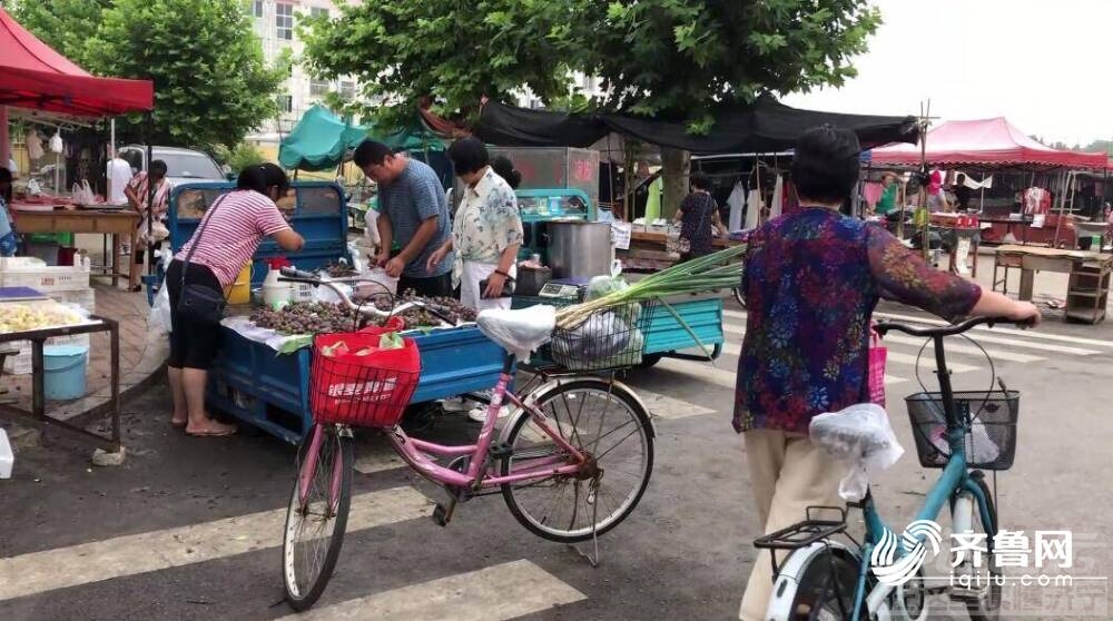 商贩马路边扎堆摆摊 济宁市市长：新老市场同时整改 尽快投入使用-1.jpg