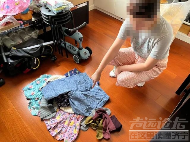 上海一女子服装店内给一家人偷衣服？累计近千元-2.jpg