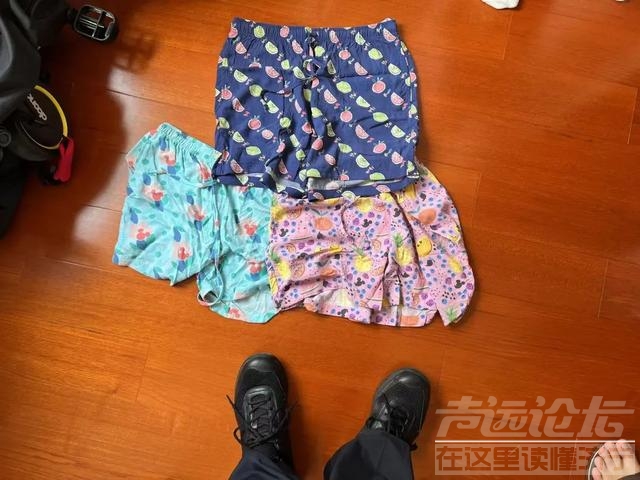 上海一女子服装店内给一家人偷衣服？累计近千元-5.jpg