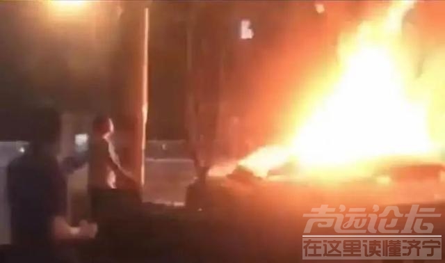 保时捷电动车车祸起火，车主无法脱困身亡？警方回应-1.jpg