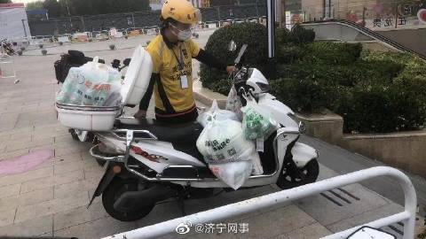 济宁外卖骑手：用心服务 不辜负市民信任-1.jpg