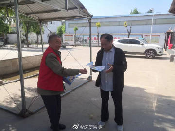 筑牢反诈防线，汶上县南站街道开展反诈防骗入户宣传活动-1.jpg