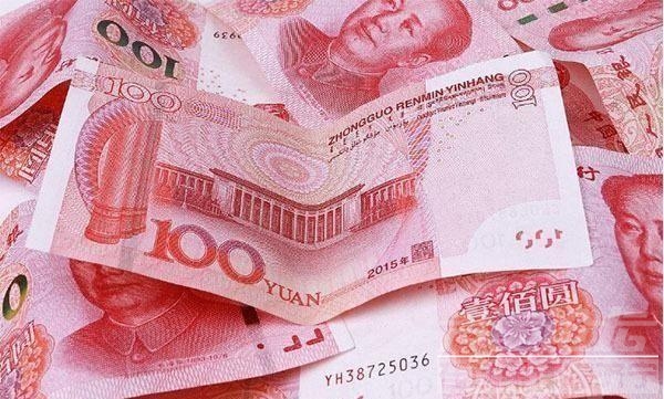 安徽一老人去世留下一柜子钱，家人数到手软，14人清点一下午-1.jpg