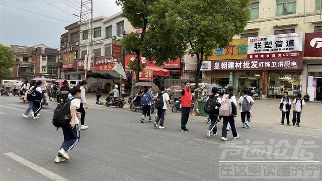 目睹学生车祸身亡，老师原地站岗16年：曾因护学受伤致3根胸骨骨折-2.jpg