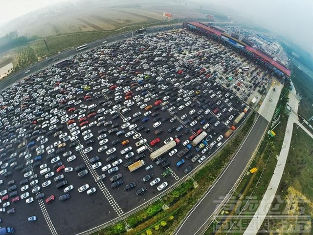 什么原因造成吴庄收费站大堵车，36个车道闸口都不够用-5.jpg