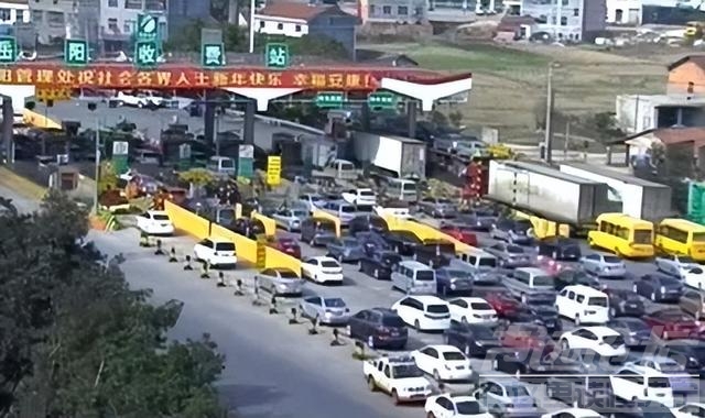 什么原因造成吴庄收费站大堵车，36个车道闸口都不够用-10.jpg