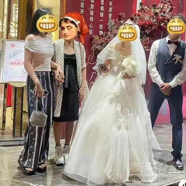 女子旅游遇婚礼随礼吃当地美食 网友：吃到美食又交到朋友-1.jpg