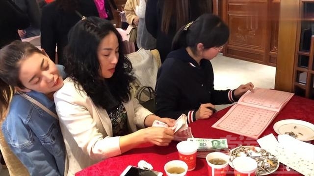 女子旅游遇婚礼随礼吃当地美食 网友：吃到美食又交到朋友-3.jpg