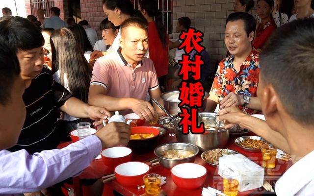 女子旅游遇婚礼随礼吃当地美食 网友：吃到美食又交到朋友-2.jpg