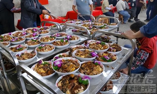 女子旅游遇婚礼随礼吃当地美食 网友：吃到美食又交到朋友-5.jpg