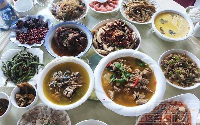 女子旅游遇婚礼随礼吃当地美食 网友：吃到美食又交到朋友-6.jpg