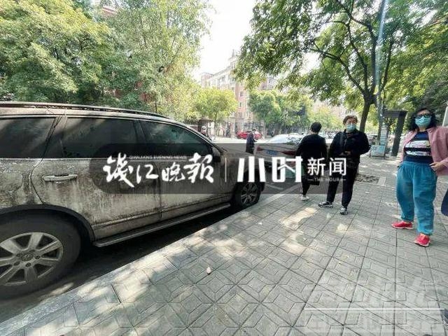 百万豪车停路边2年，欠费近5万！车主回应-2.jpg