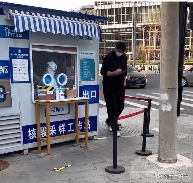 姚明现身上海做核酸，不满路人拍照当场发飙，体重被指超过500斤-1.jpg