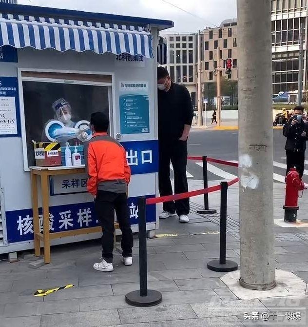 姚明现身上海做核酸，不满路人拍照当场发飙，体重被指超过500斤-3.jpg