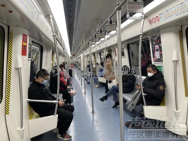 告别健康码！记者实拍郑州地铁站内健康码标识被撤下-2.jpg