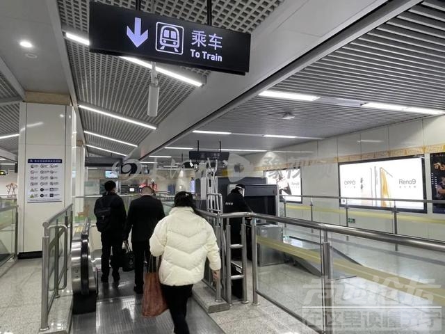告别健康码！记者实拍郑州地铁站内健康码标识被撤下-3.jpg