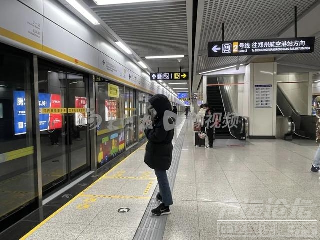 告别健康码！记者实拍郑州地铁站内健康码标识被撤下-4.jpg