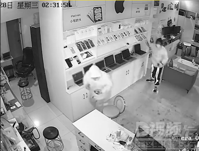 3男子闯入苹果手机店，盗走18台手机模型，店家：他们凌晨破门而入，作案过程仅36秒-2.jpg