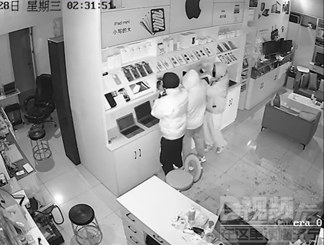 3男子闯入苹果手机店，盗走18台手机模型，店家：他们凌晨破门而入，作案过程仅36秒-1.jpg