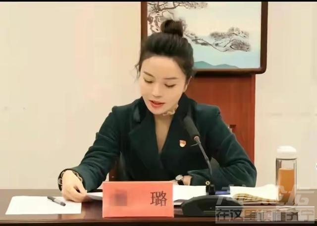 戴副局长的高中同学爆料：她高中时很普通，只是脸蛋小嘴巴大-6.jpg