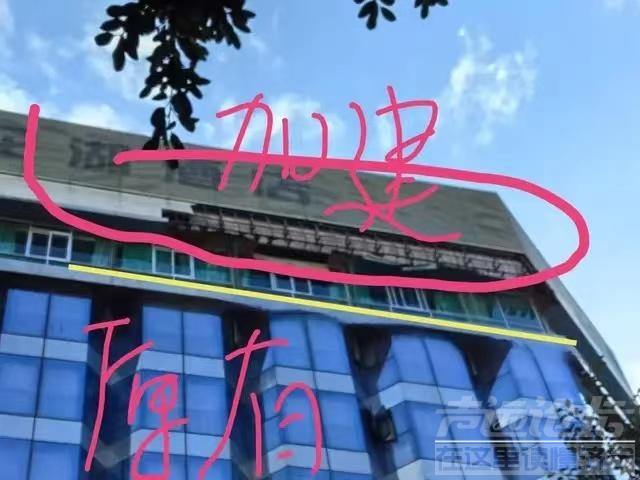 重物坠落致1死3伤！广东惠州涉事酒店楼顶违规加建了两层？街道：有批复，不属于违建-4.jpg