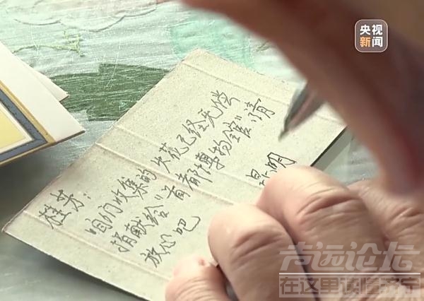 老人无偿捐出8600多枚“火花”：对老伴儿最好的纪念！-7.jpg