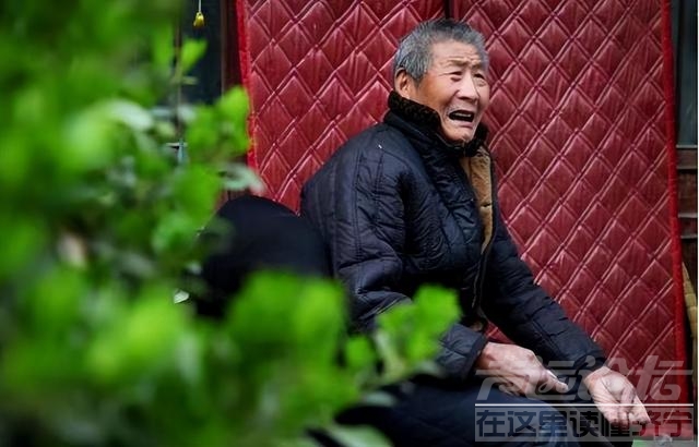 独居老人管儿子借600看病，儿子直接转来6000后怒斥：别老麻烦我-1.jpg