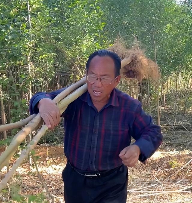 跪地求水的孙国友，治沙公司已吊销，村民不认可他为“治沙英雄”-8.jpg