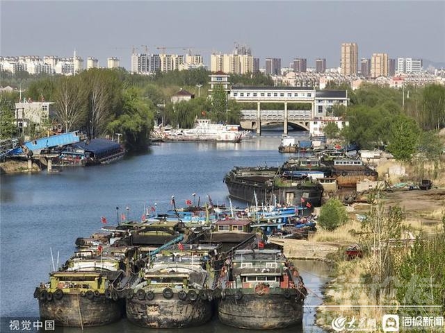 组图丨京杭大运河微山段货运船只往来如梭-1.jpg