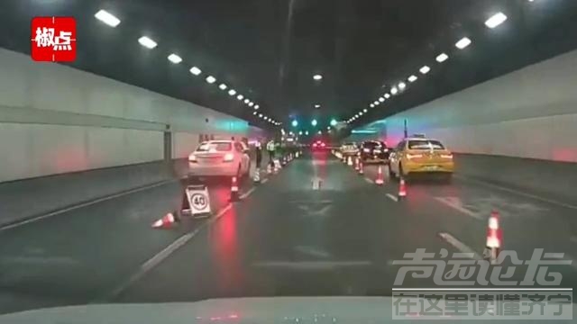 隧道内设卡查车，数名交警被撞飞，网友间没有一点恻隐心-2.jpg