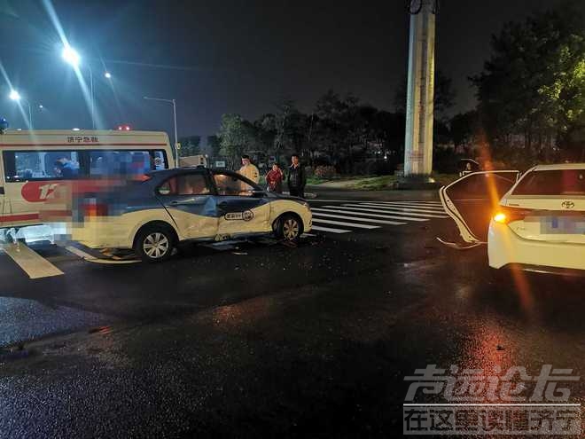 济宁联华路和弘济路交叉口两车相撞，伤者已送医-4.jpg