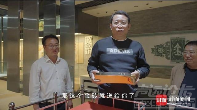 山东烟台招远文旅局回应“大爷单手拿起25公斤金砖”：不作数，需垂直拿起25秒-1.jpg