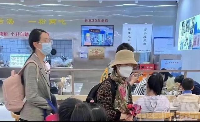 “插队婆孙”近况，半夜无处可去酒店不让住，吃米粉心情看着郁闷-4.jpg