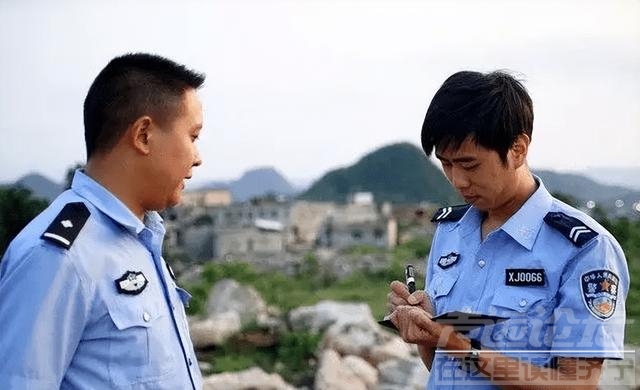 晒警衔，戴佛串，违法民警一句“你有资格管我吗”问懵现场辅警！-4.jpg
