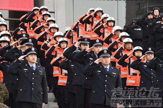 晒警衔，戴佛串，违法民警一句“你有资格管我吗”问懵现场辅警！-2.jpg