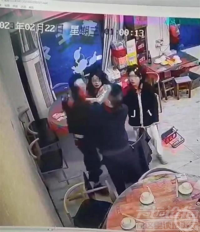 “唐山打人事件”重现江西！公职人员骚扰领桌女生并打人，单位称其已请假两年-2.jpg